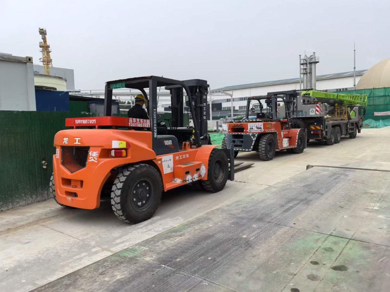 堆高车和叉车,它们在仓储物流领域中扮演着重要角色。许多人常将这两种设备混为一谈,其实二者之间存在着明显的差异。本文将通过具体案例对比二者的不同之处。